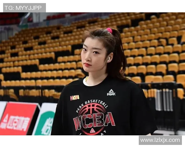 女篮明星李梦挑战成年男子篮球赛展现巾帼不让须眉的风采与实力 女篮明星李梦挑战成年男子篮球赛展现巾帼不让须眉的风采与实力